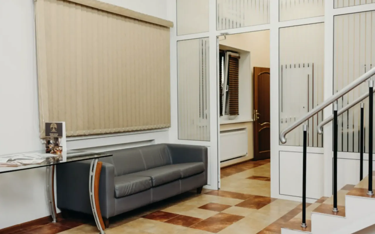 Холл клиники Pro-Clinic с зоной ожидания и лестницей на стационар