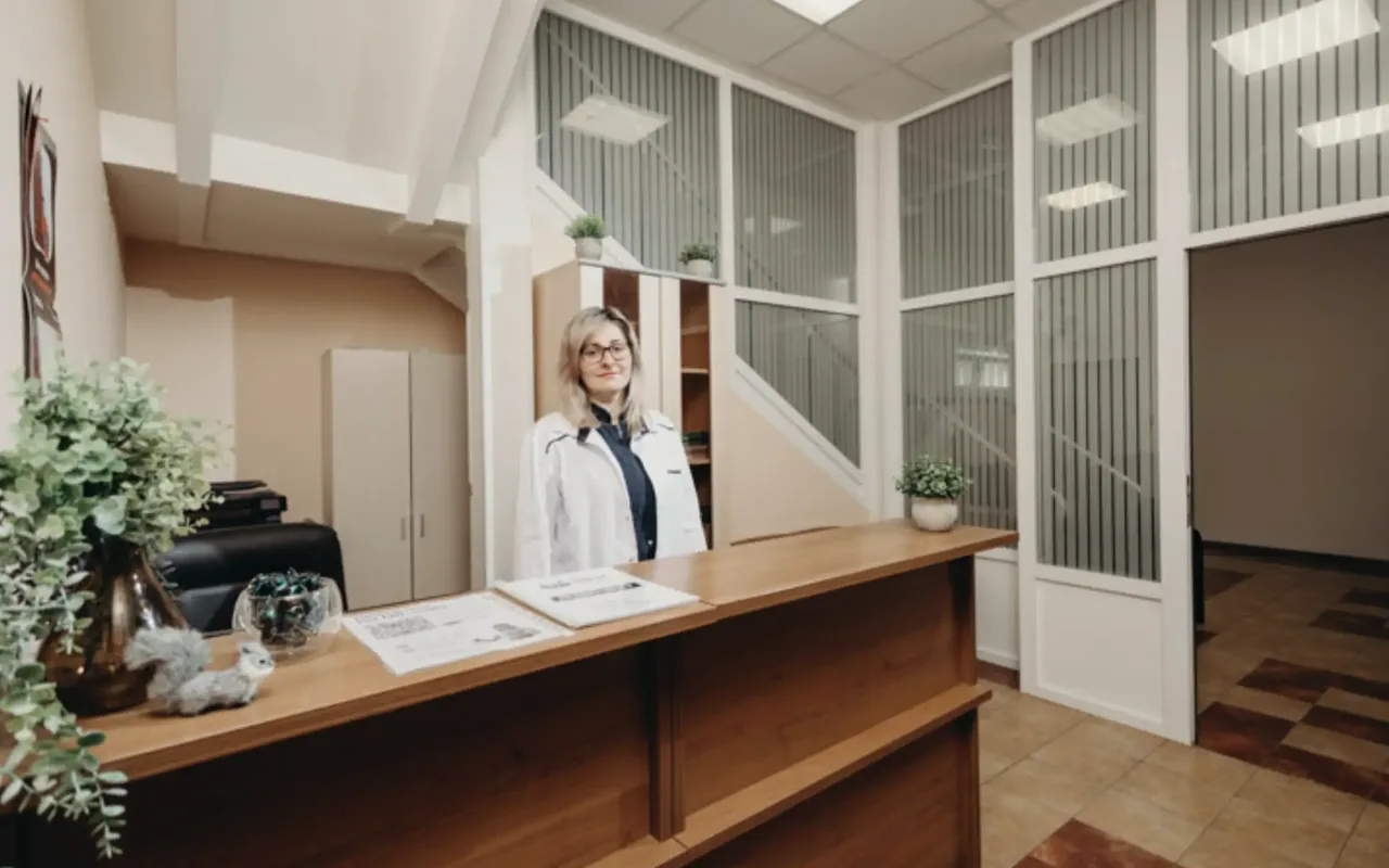 Администратор клиники Pro-Clinic на стойке регистрации